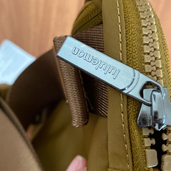 ❤️ Lululemon Everywhere Belt Bag Burnt Caramel NWT - Picture 6 of 11